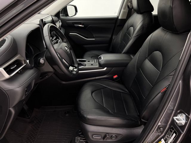 Used 2021 Toyota Highlander XLE image 11