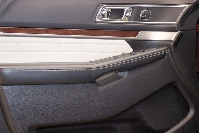 Used 2018 Ford Explorer Platinum image 25