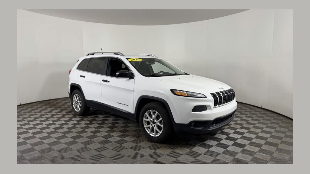 Used 2016 Jeep Cherokee Latitude w/ Cold Weather Group AWD/4WD image 1