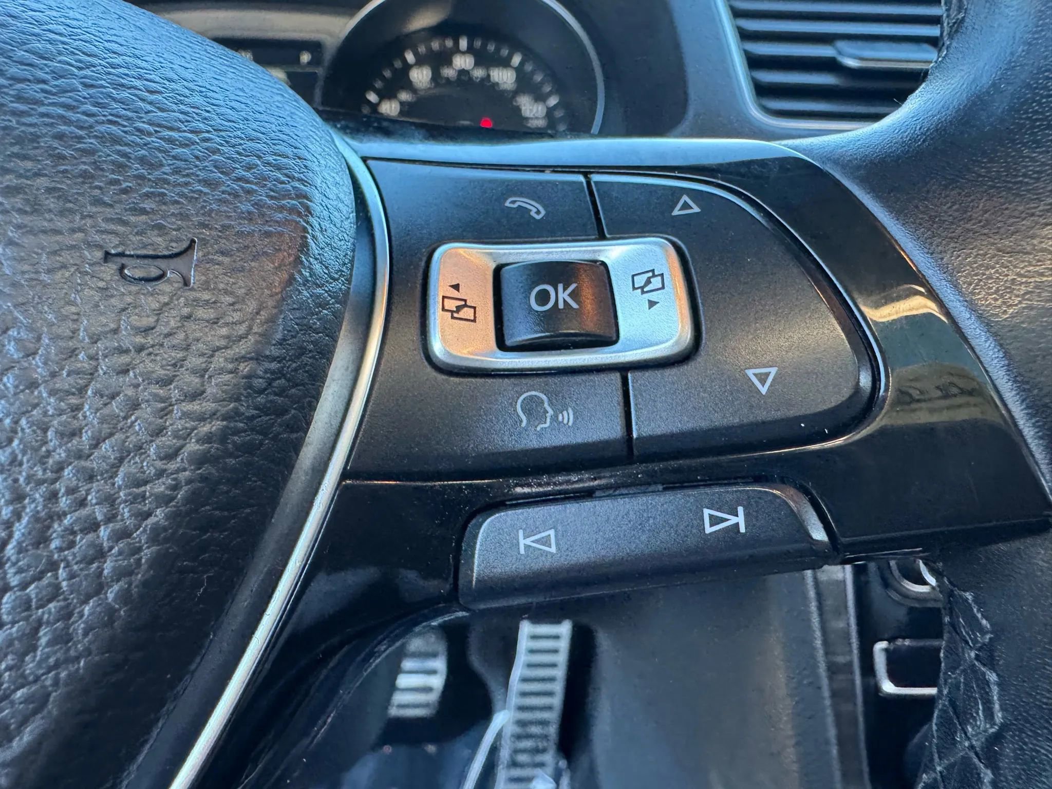 Used 2018 Volkswagen Passat 2.0T SEL Premium image 17