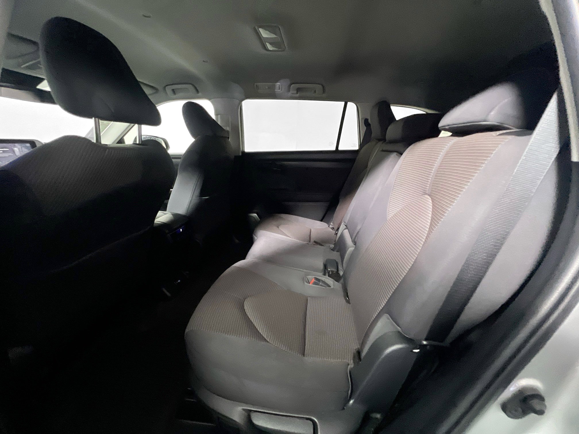 Used 2023 Toyota Highlander LE FWD image 29