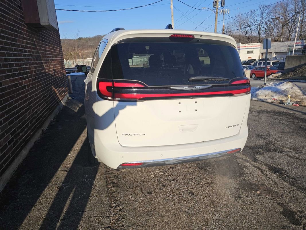 Used 2023 Chrysler Pacifica Limited w/ Uconnect Theater Family Group image 5