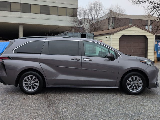 Used 2022 Toyota Sienna XLE w/ XLE Plus Package image 4