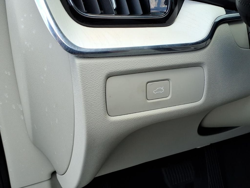 Certified 2026 Volvo XC60 B5 Ultra AWD/4WD image 11