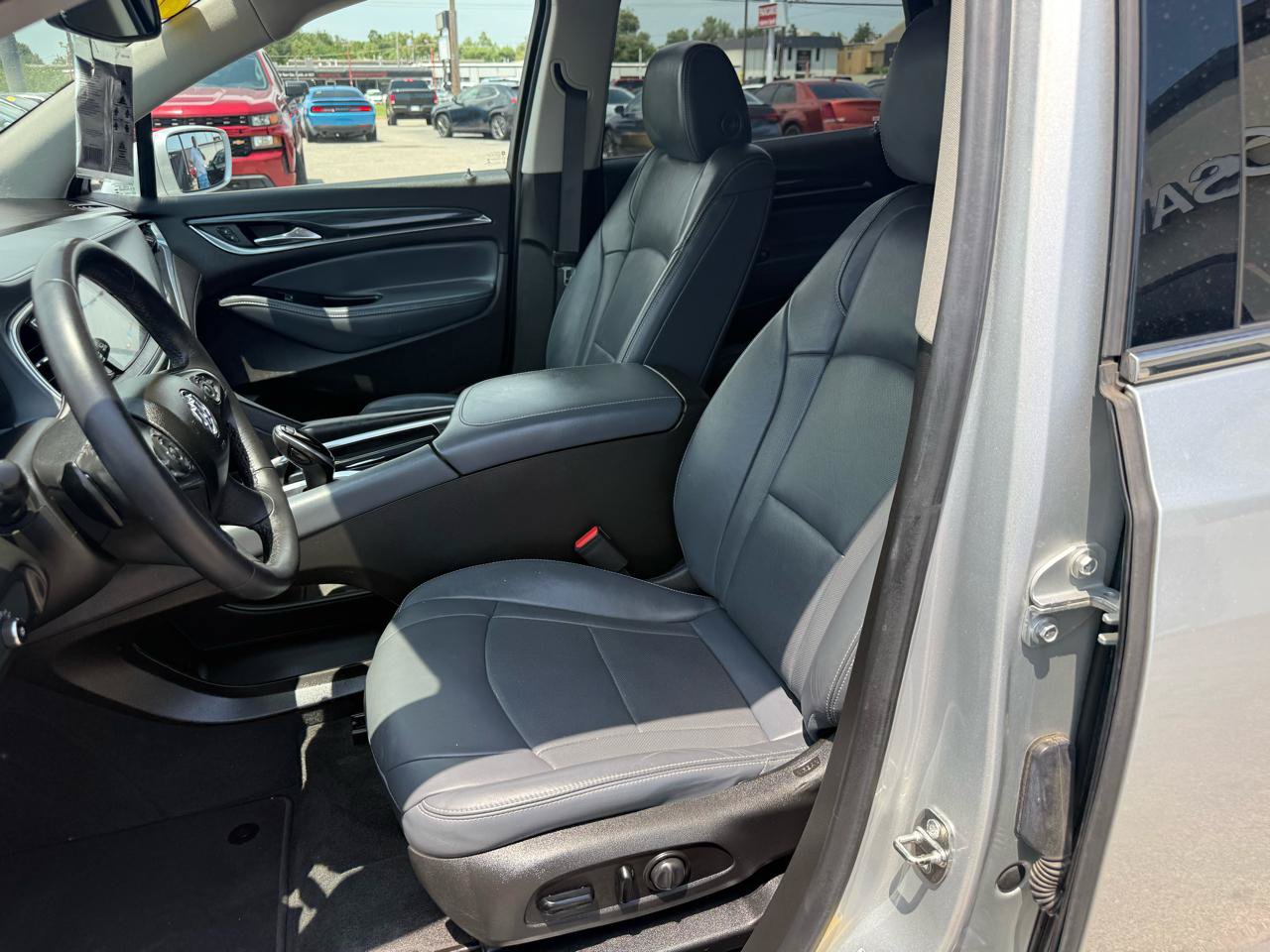 Used 2019 Buick Enclave Essence w/ LPO, Sport Appearance Package FWD image 9