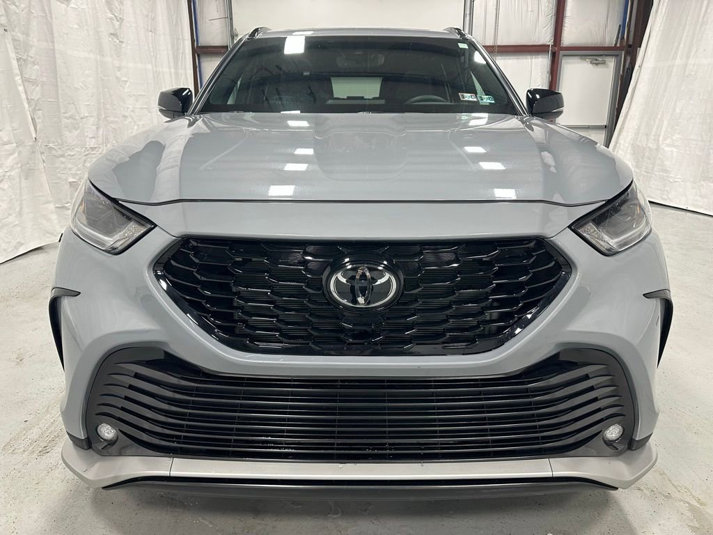 Used 2025 Toyota Highlander XSE image 2
