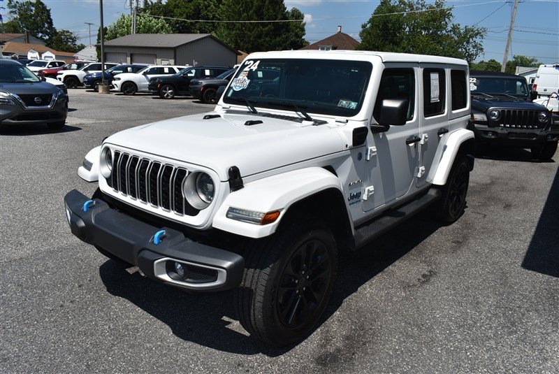 Used 2024 Jeep Wrangler Unlimited Sahara w/ Technology Group AWD/4WD image 7
