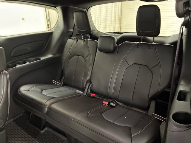 Used 2025 Chrysler Pacifica Select FWD image 18