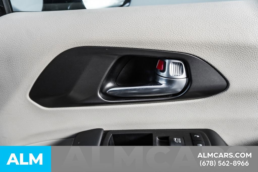 Used 2024 Chrysler Pacifica Select image 45