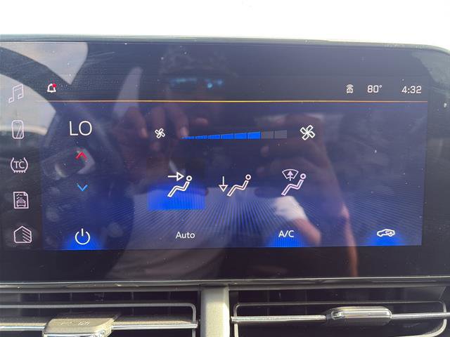 Used 2025 Chevrolet Trax LT w/ LT Convenience Package FWD image 24
