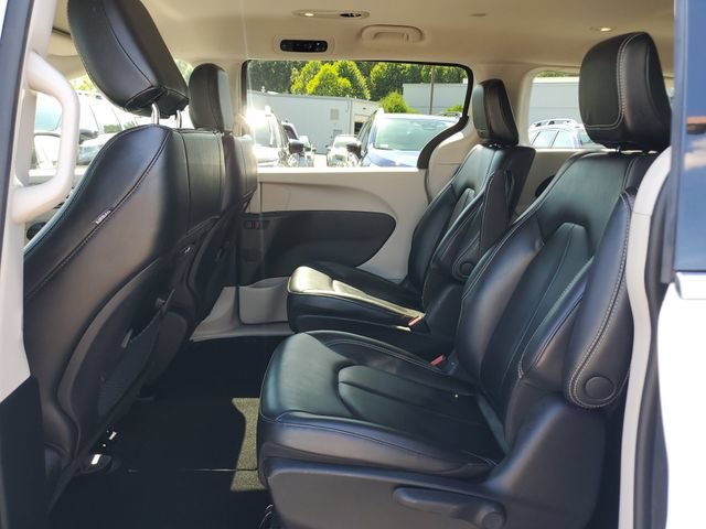 Used 2023 Chrysler Pacifica Touring-L FWD image 13