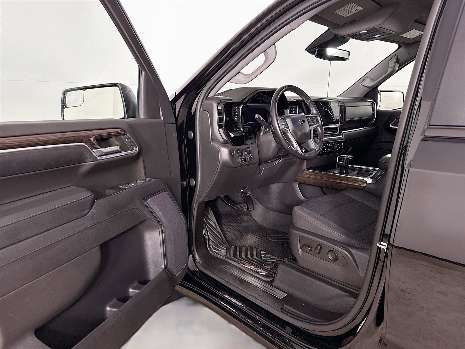 Used 2023 Chevrolet Silverado 1500 LT Trail Boss AWD/4WD image 3