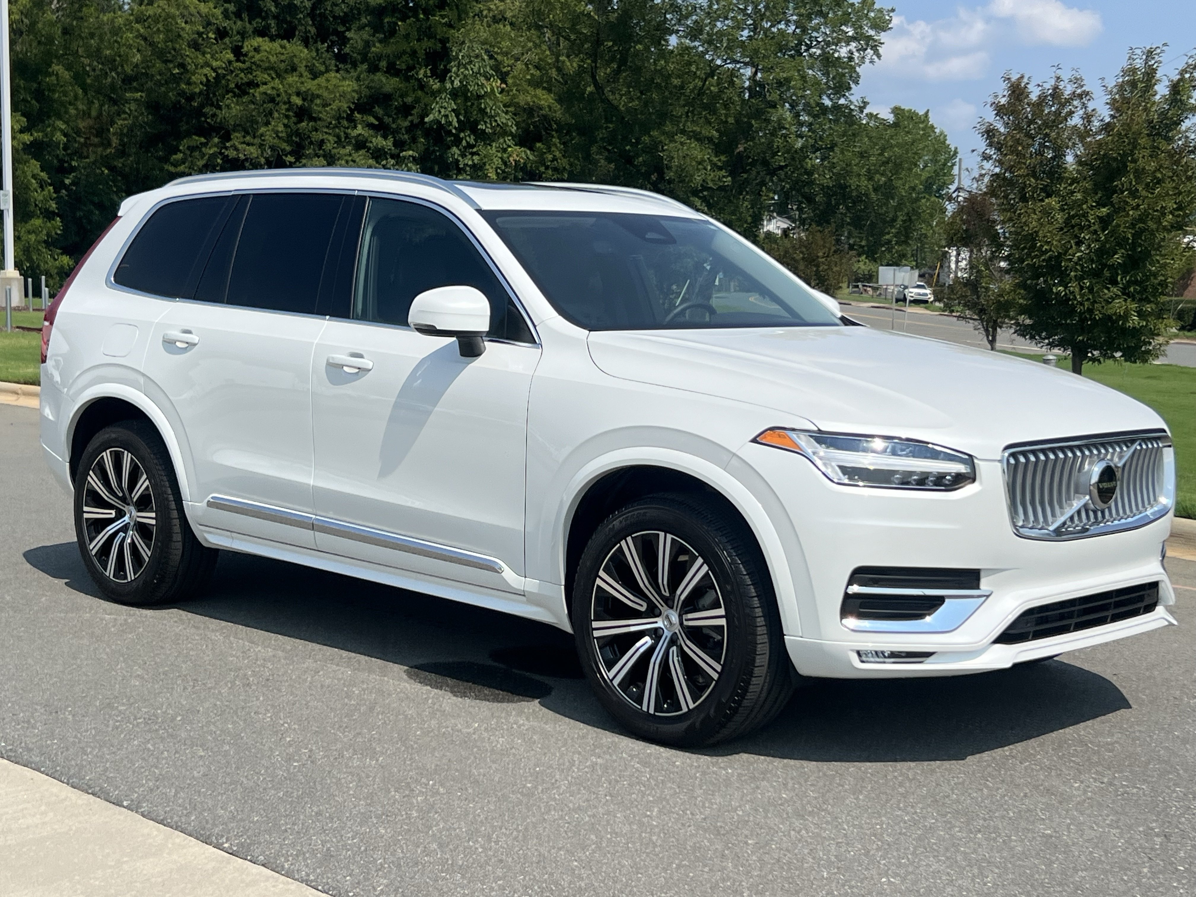 Used 2025 Volvo XC90 B5 Core AWD/4WD image 2