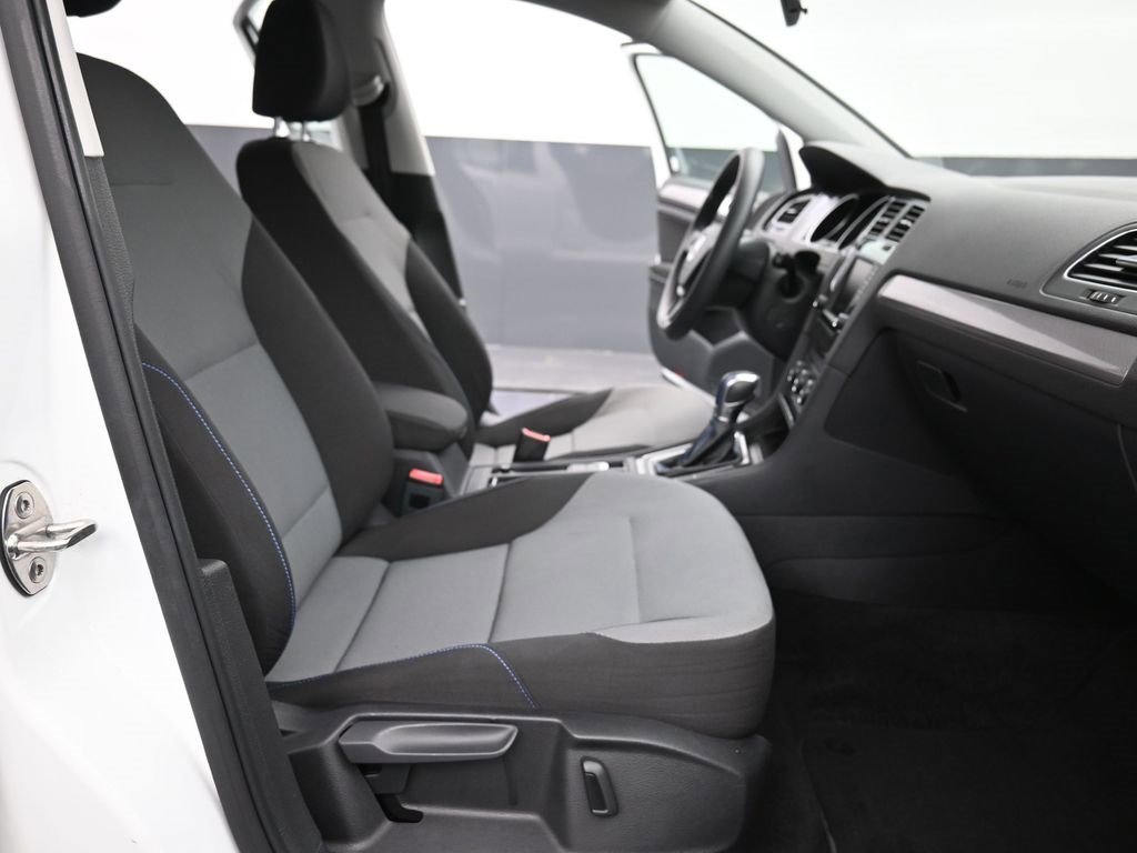 Used 2016 Volkswagen e-Golf SE w/ DC Fast Charging Package image 10