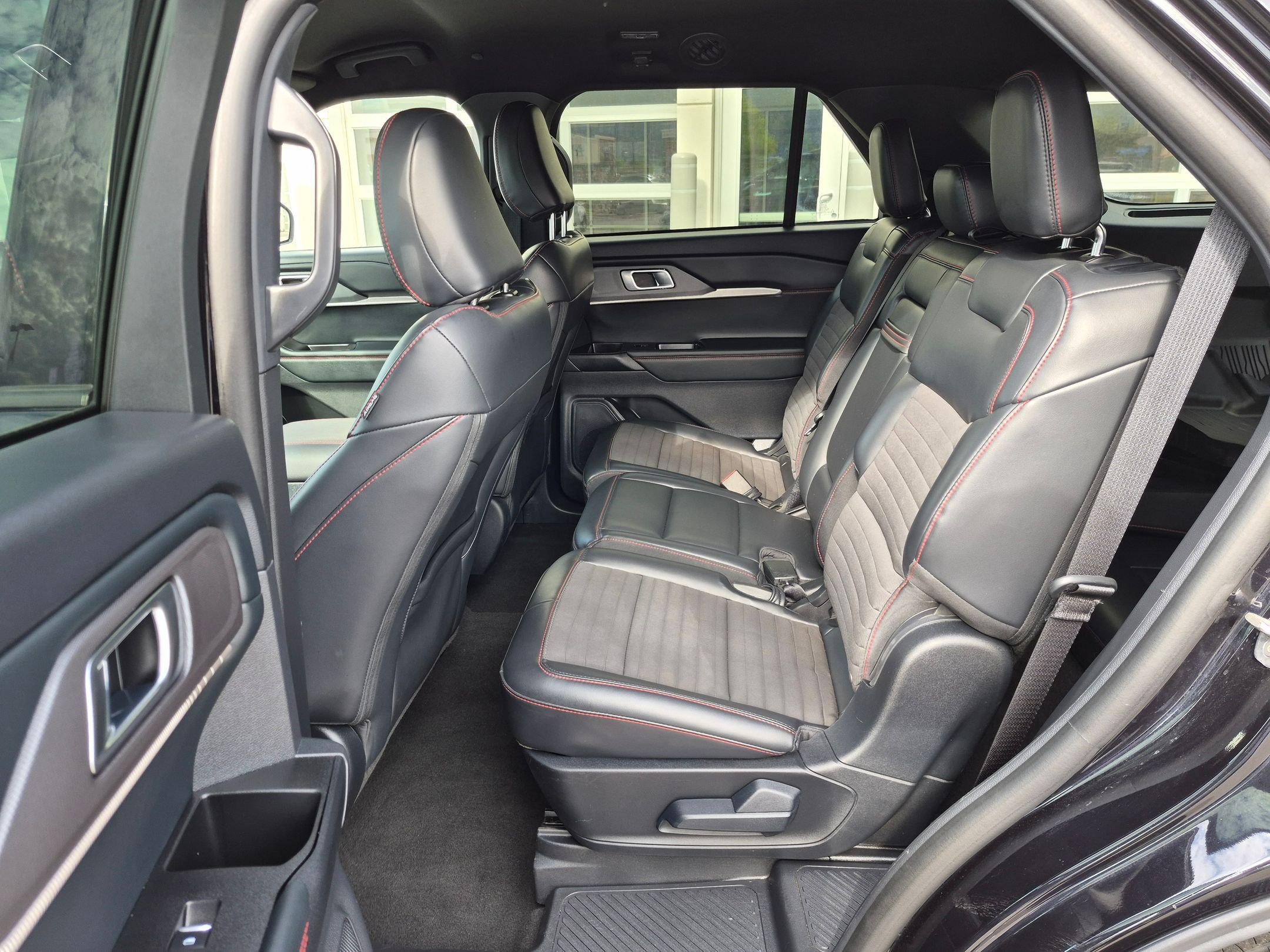 Used 2025 Ford Explorer ST-Line w/ ST-Line Street Pack AWD/4WD image 30