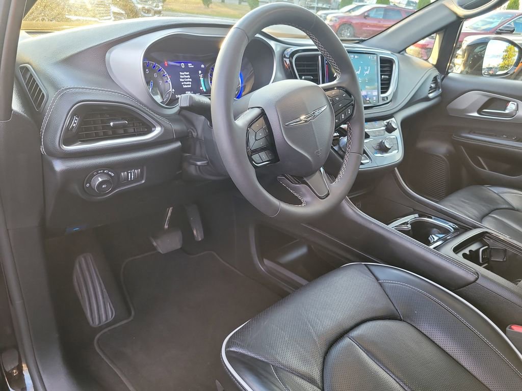 Certified 2025 Chrysler Pacifica Limited image 17