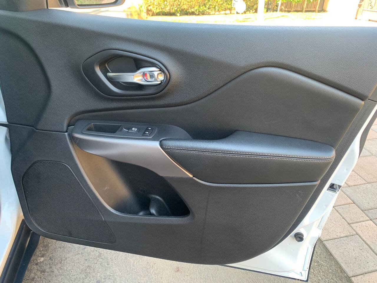 Used 2021 Jeep Cherokee Latitude Lux w/ Sun & Sound Group image 26