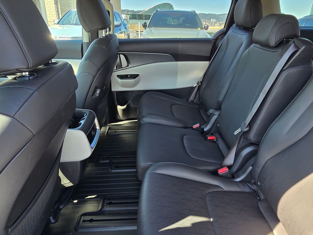 Used 2024 Kia Carnival LX FWD image 19