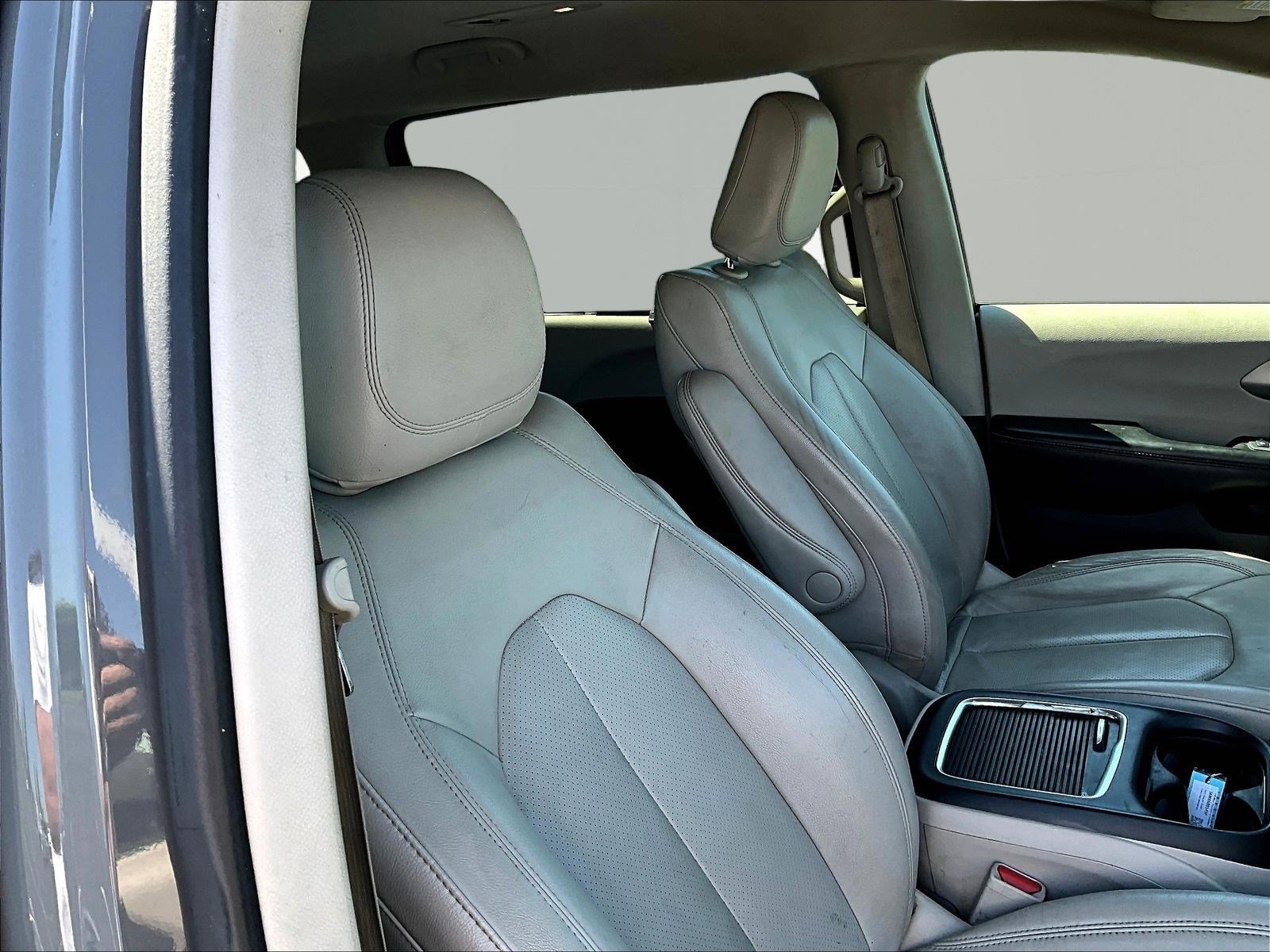 Used 2021 Chrysler Pacifica Touring-L FWD image 27