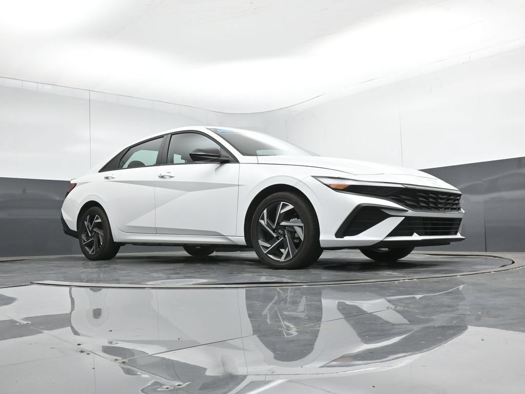 Used 2025 Hyundai Elantra SEL FWD image 45