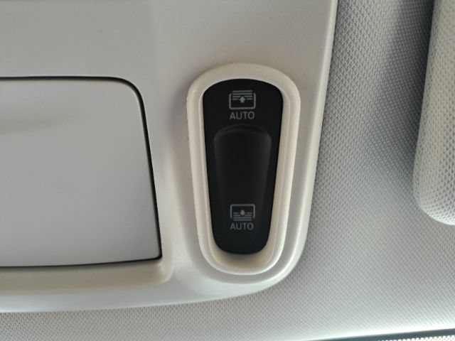 Used 2023 Chrysler Pacifica Limited FWD image 57
