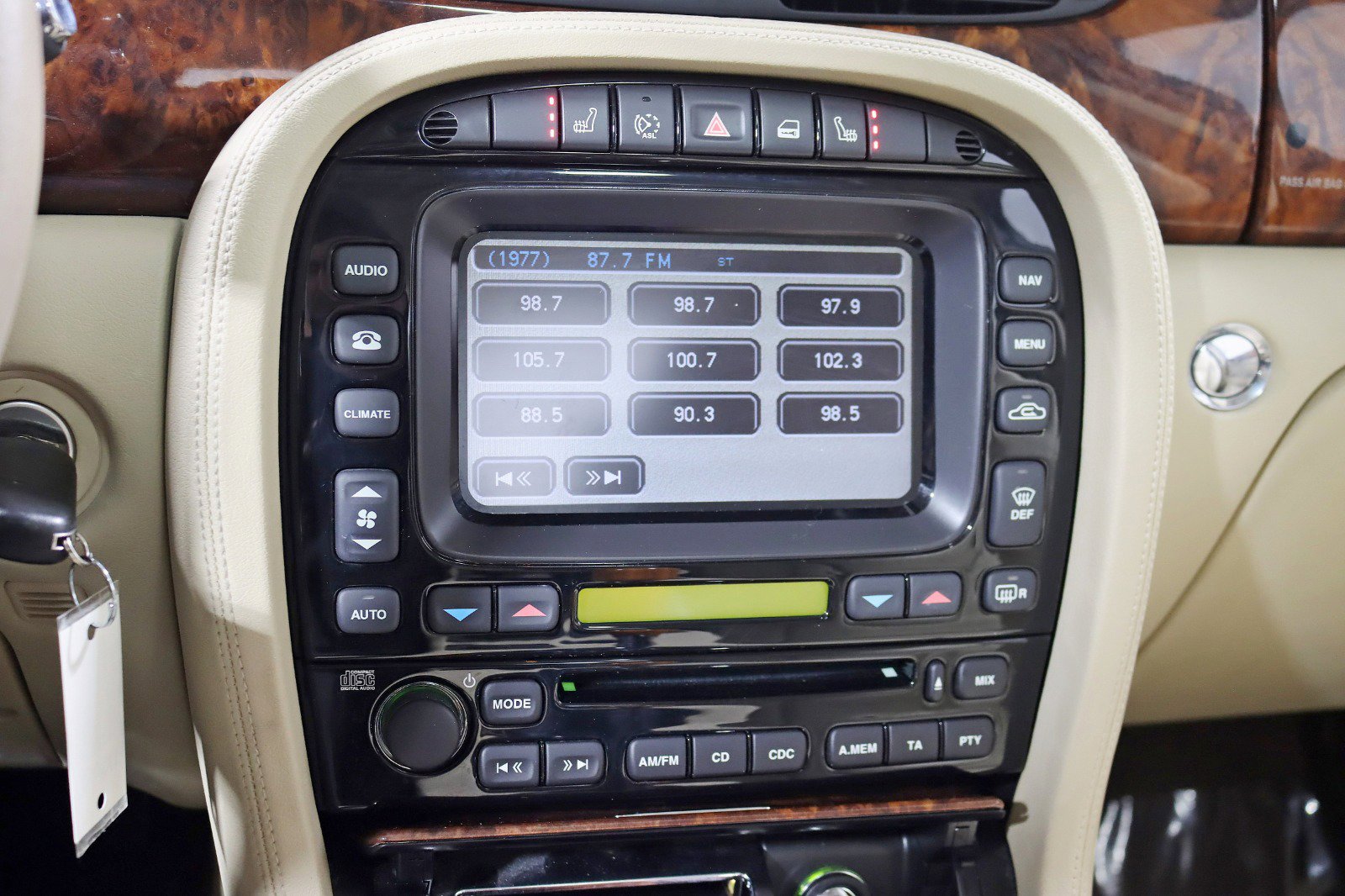 Used 2007 Jaguar XJ8 image 17