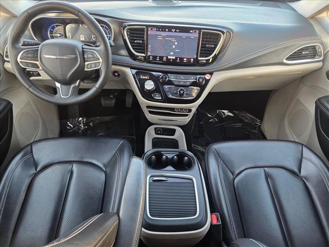 Used 2024 Chrysler Pacifica Select image 17