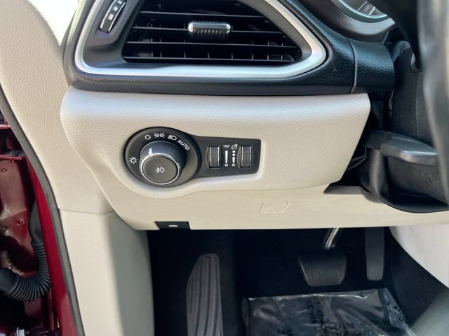 Used 2019 Chrysler Pacifica Touring-L FWD image 17