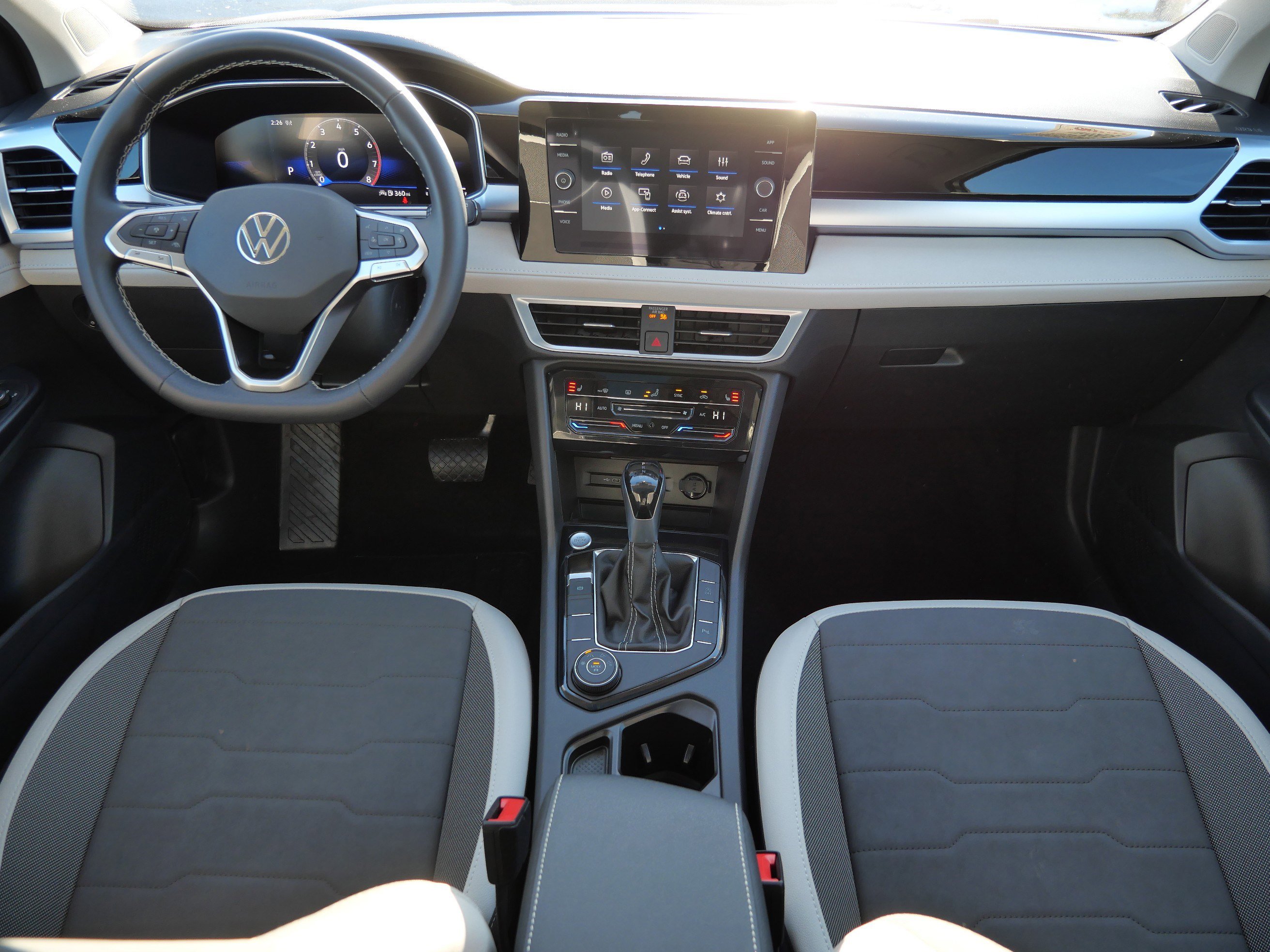 Certified 2025 Volkswagen Taos SE image 10