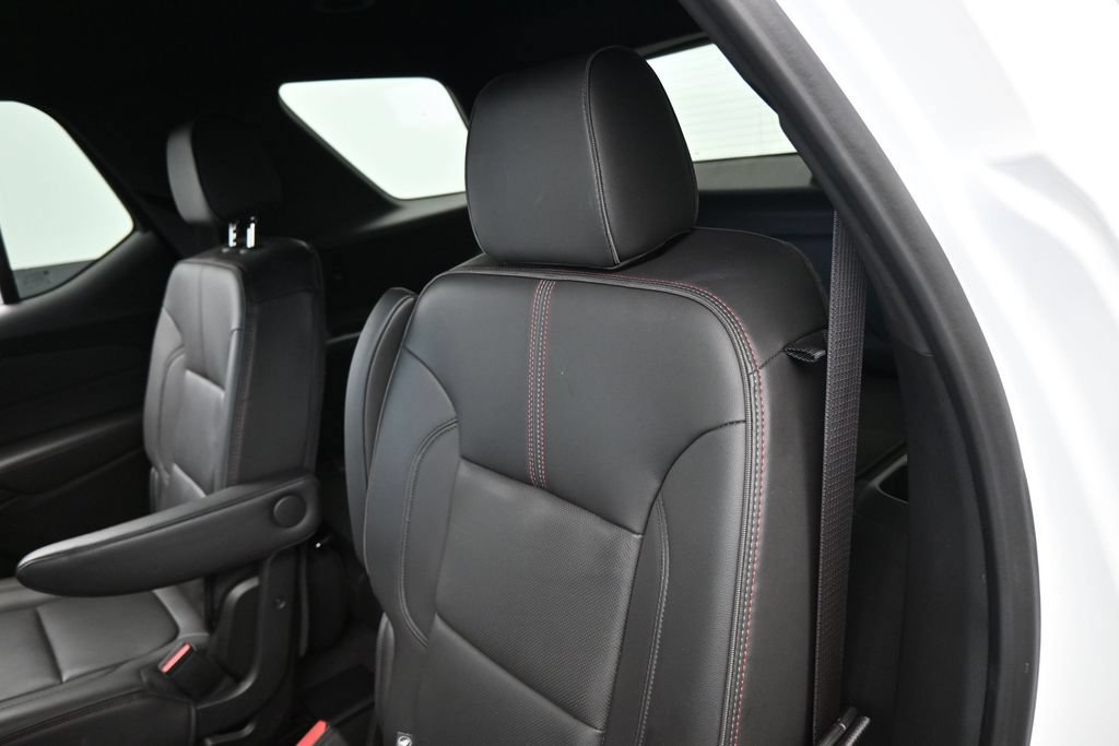 Used 2023 Chevrolet Traverse RS FWD image 40