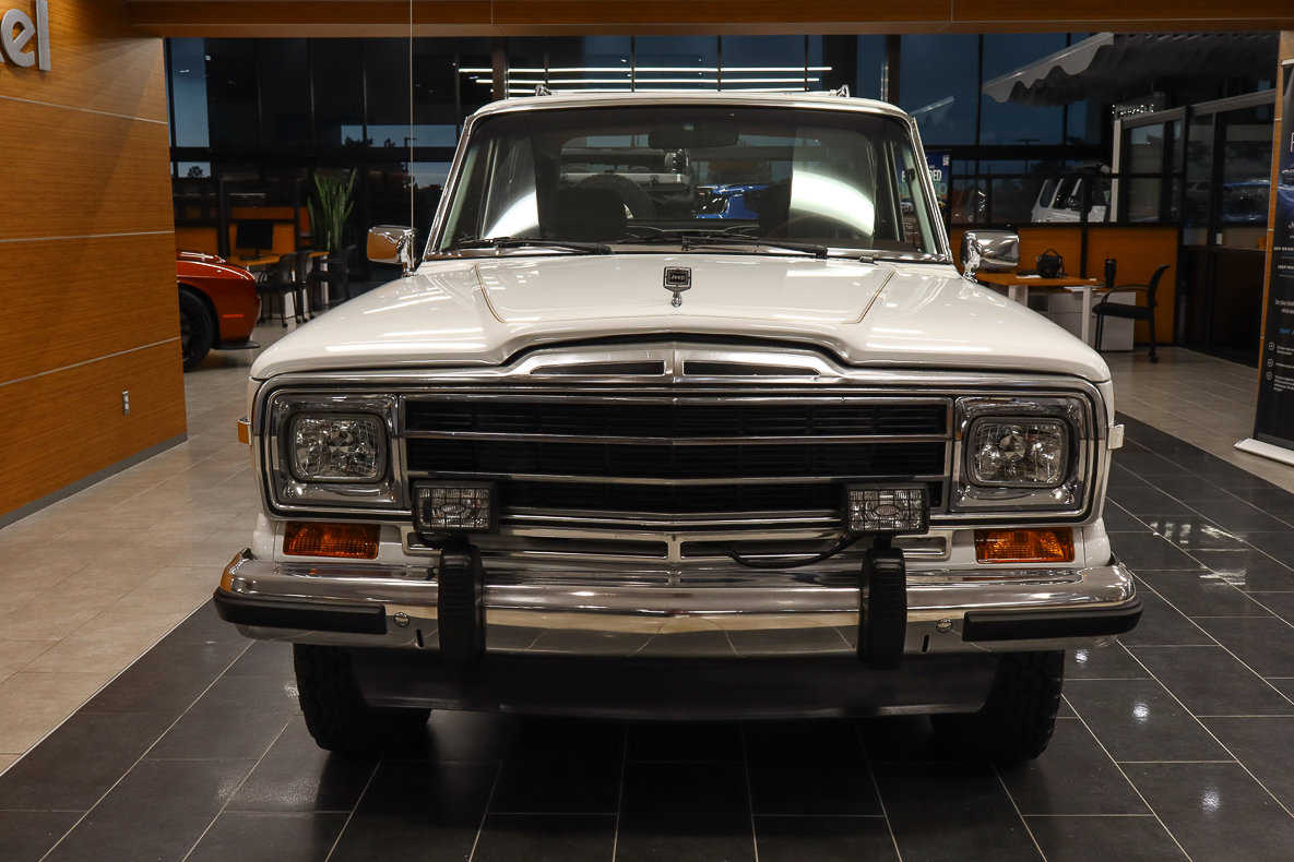 Used 1987 Jeep Grand Wagoneer image 4