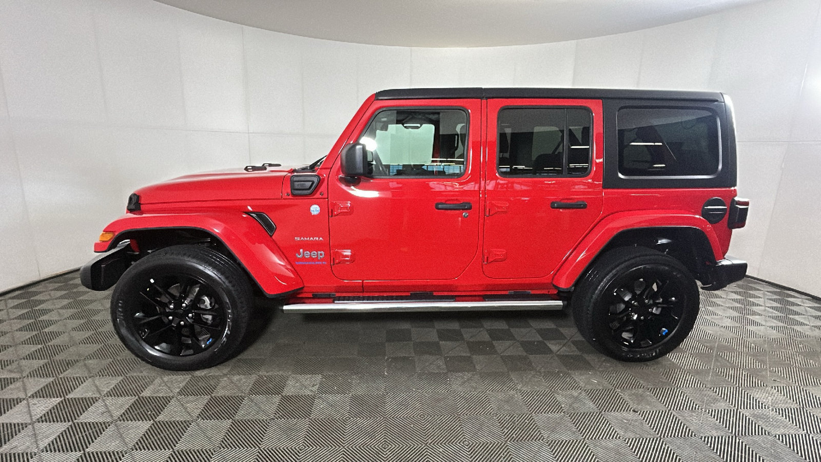 Used 2023 Jeep Wrangler Unlimited Sahara w/ Cold Weather Group AWD/4WD image 7