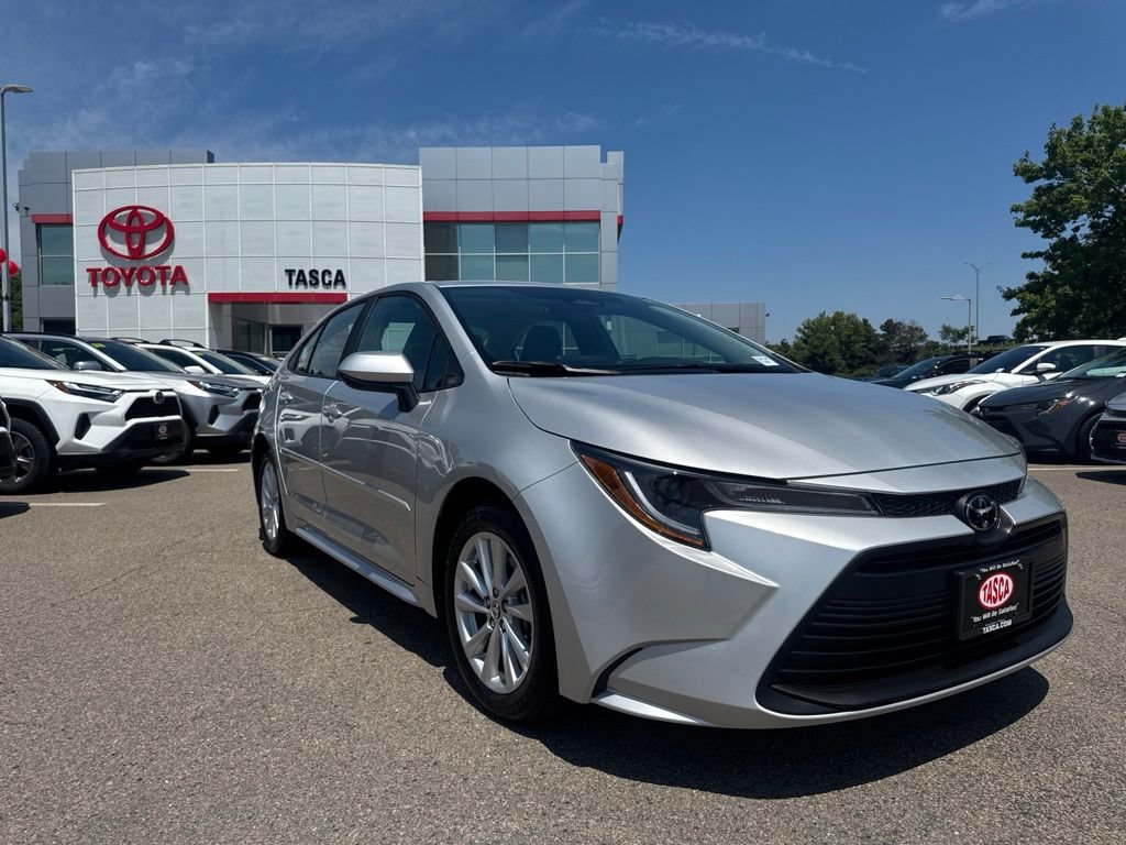 Used 2026 Toyota Corolla LE w/ LE Premium Package FWD image 9