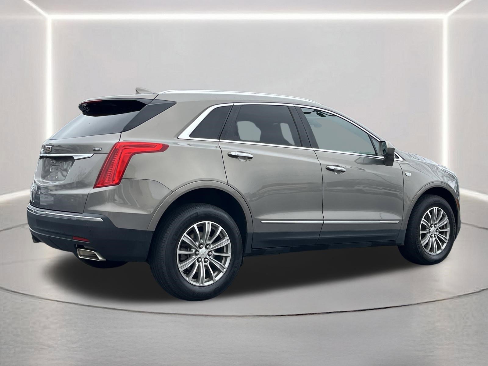 Used 2018 Cadillac XT5 Luxury w/ LPO, Wheel Lock Package image 28