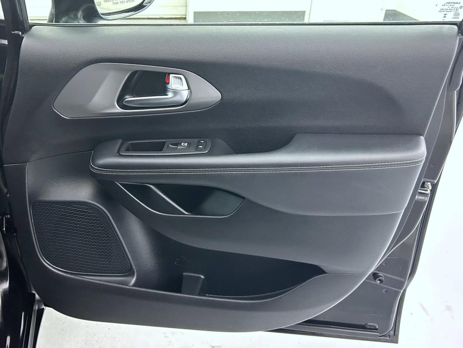 Used 2025 Chrysler Pacifica Select FWD image 16