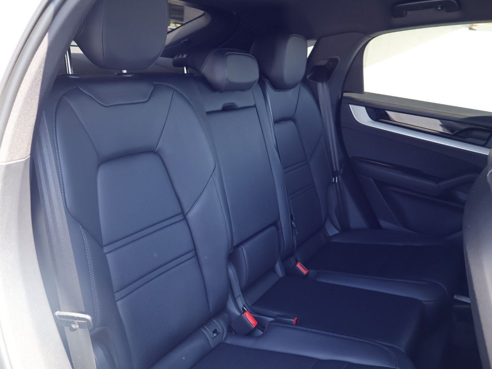 Certified 2025 Porsche Cayenne E-Hybrid Coupe AWD/4WD image 23