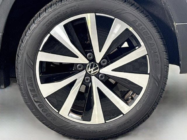 Certified 2022 Volkswagen Taos SE FWD image 33