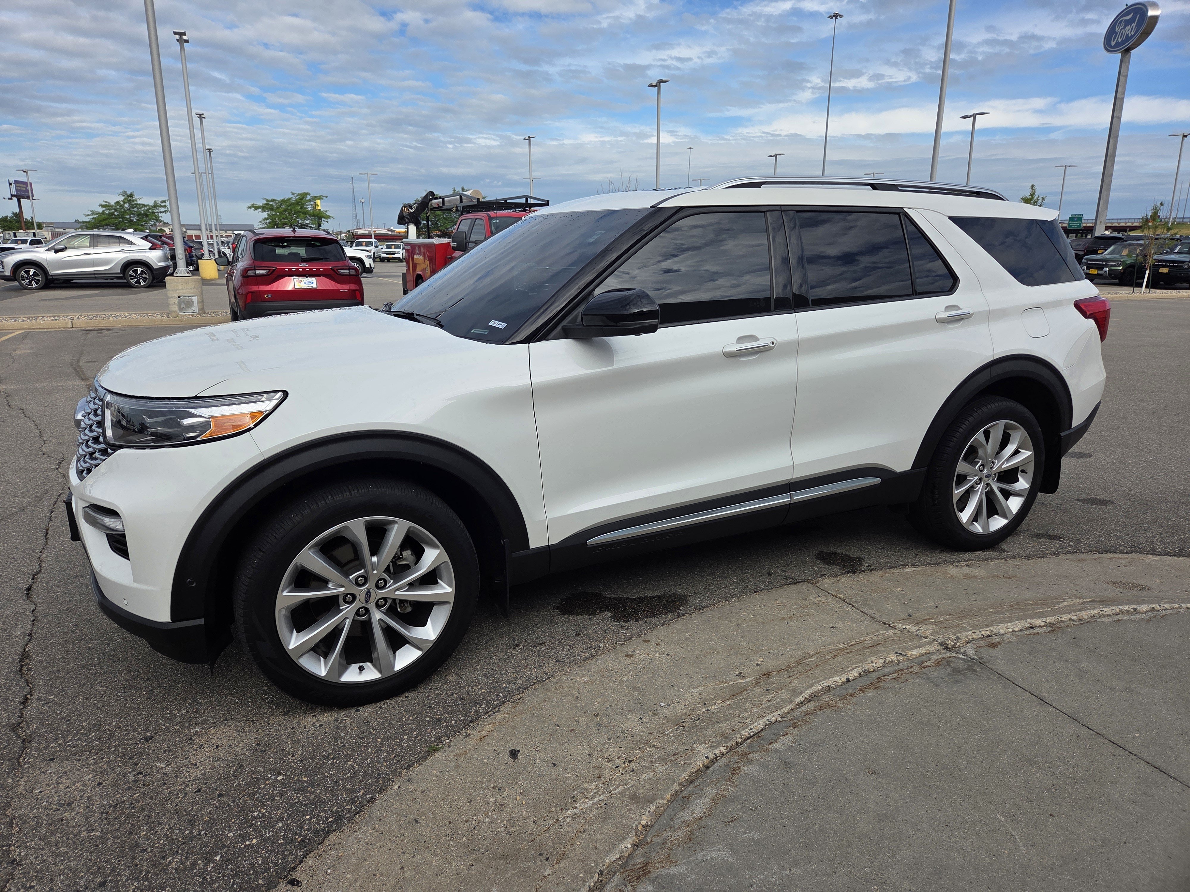 Used 2022 Ford Explorer Platinum w/ Equipment Group 601A AWD/4WD image 2