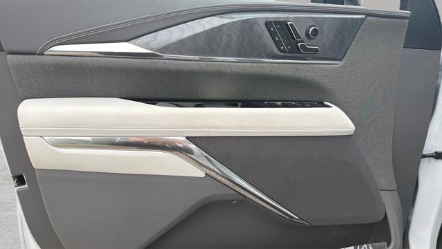 Used 2026 Cadillac Escalade IQL Sport 1 w/ LPO, Floor Liner Package AWD/4WD image 13