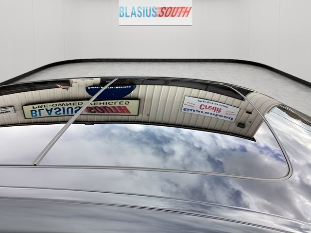 Used 2022 BMW M760i xDrive w/ Luxury Rear Seating Package image 9