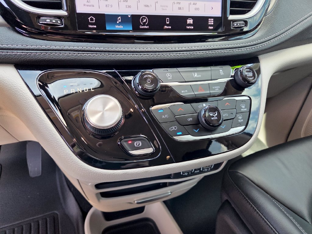 Used 2022 Chrysler Pacifica Touring-L AWD/4WD image 25