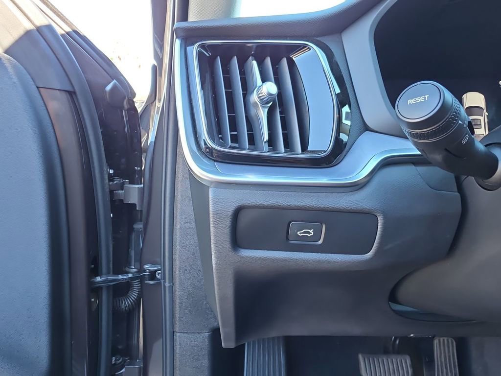 Used 2024 Volvo S60 B5 Core image 18