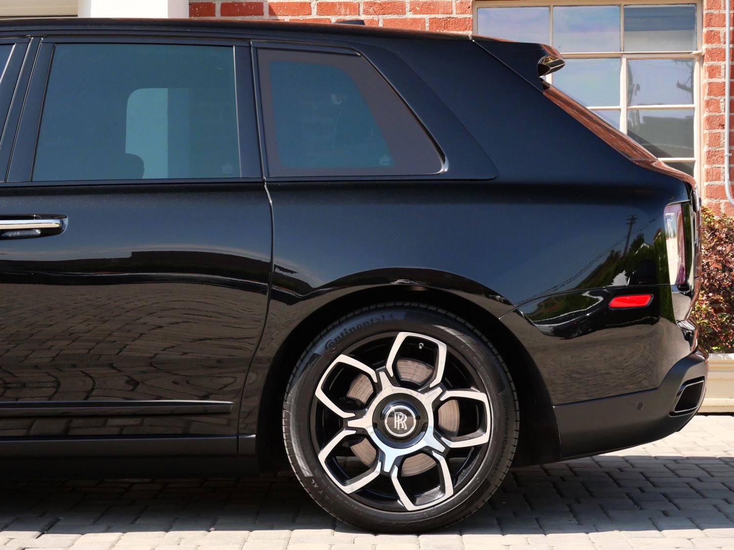 Used 2022 Rolls-Royce Cullinan Black Badge w/ Dark Exterior Package image 24