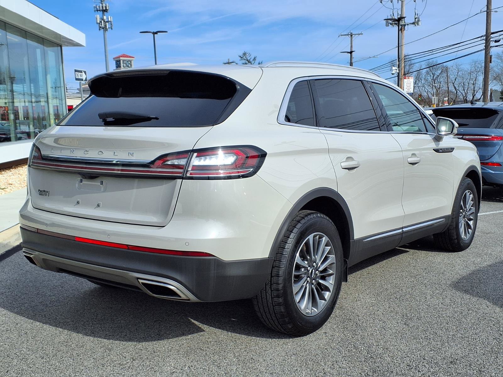 Certified 2023 Lincoln Nautilus AWD w/ Premium Package image 4