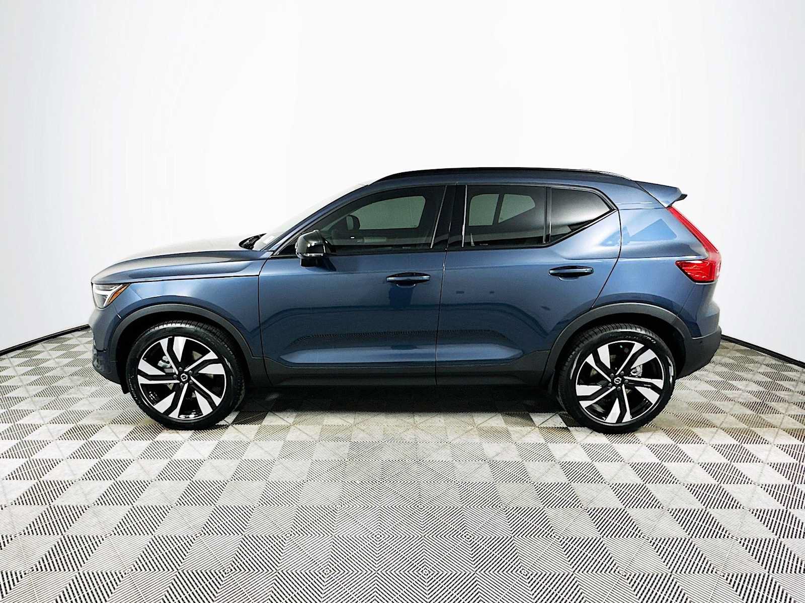 New 2026 Volvo XC40 B5 Ultra w/ Climate Package AWD/4WD image 4