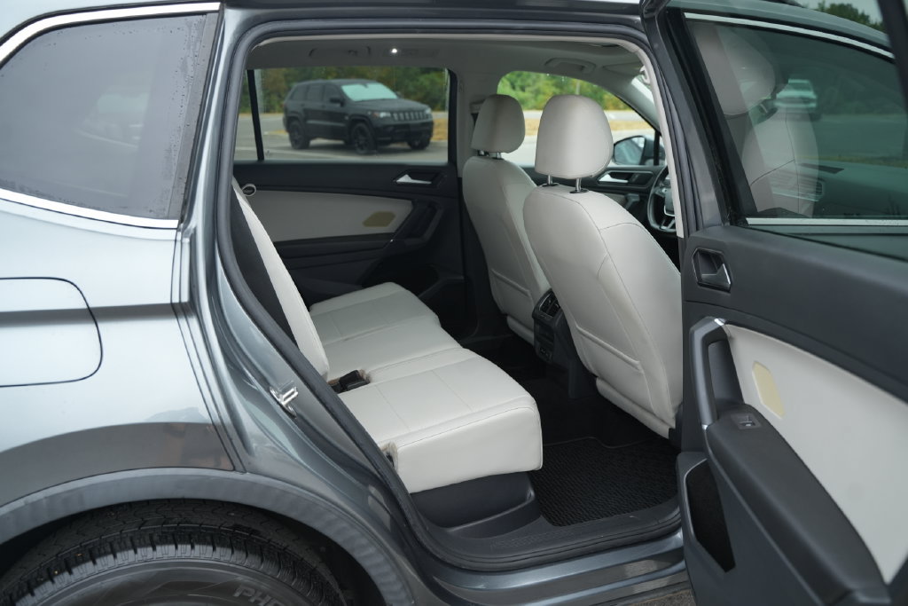 Used 2018 Volkswagen Tiguan SE w/ Panoramic Sunroof Package AWD/4WD image 22