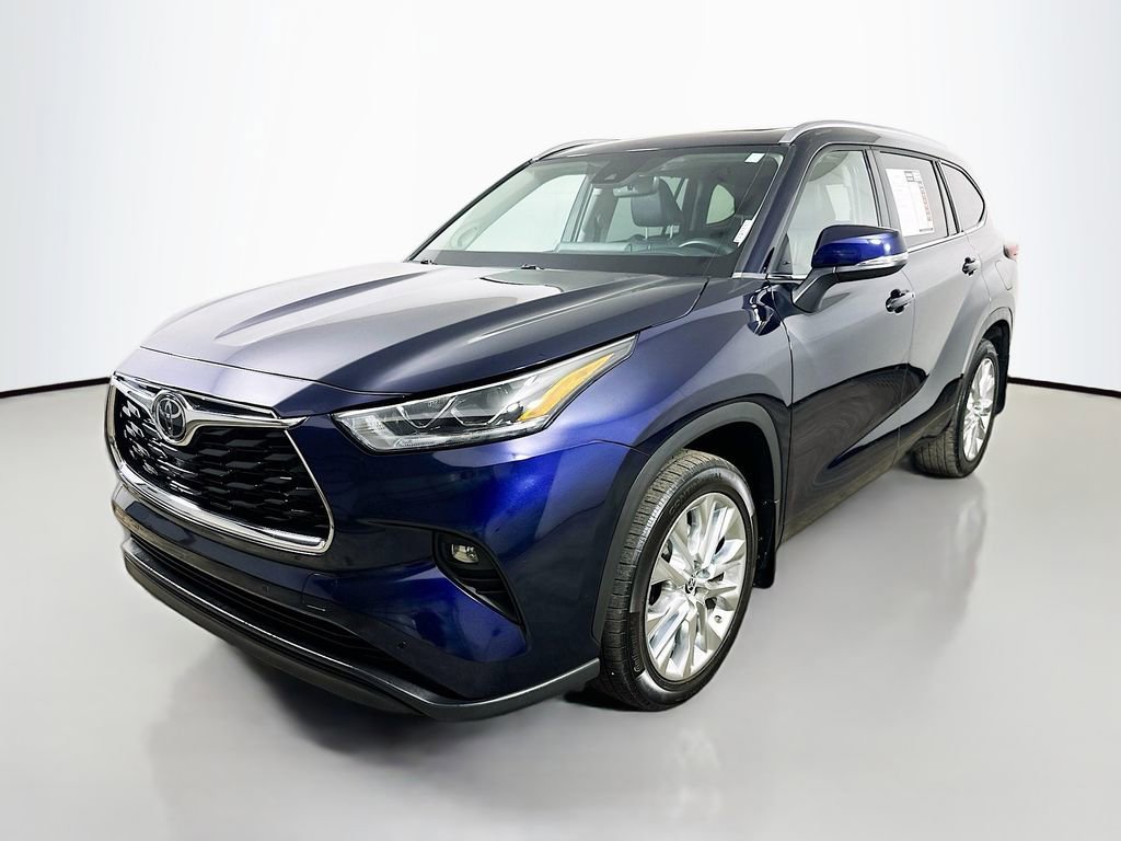 Used 2023 Toyota Highlander Limited FWD image 3