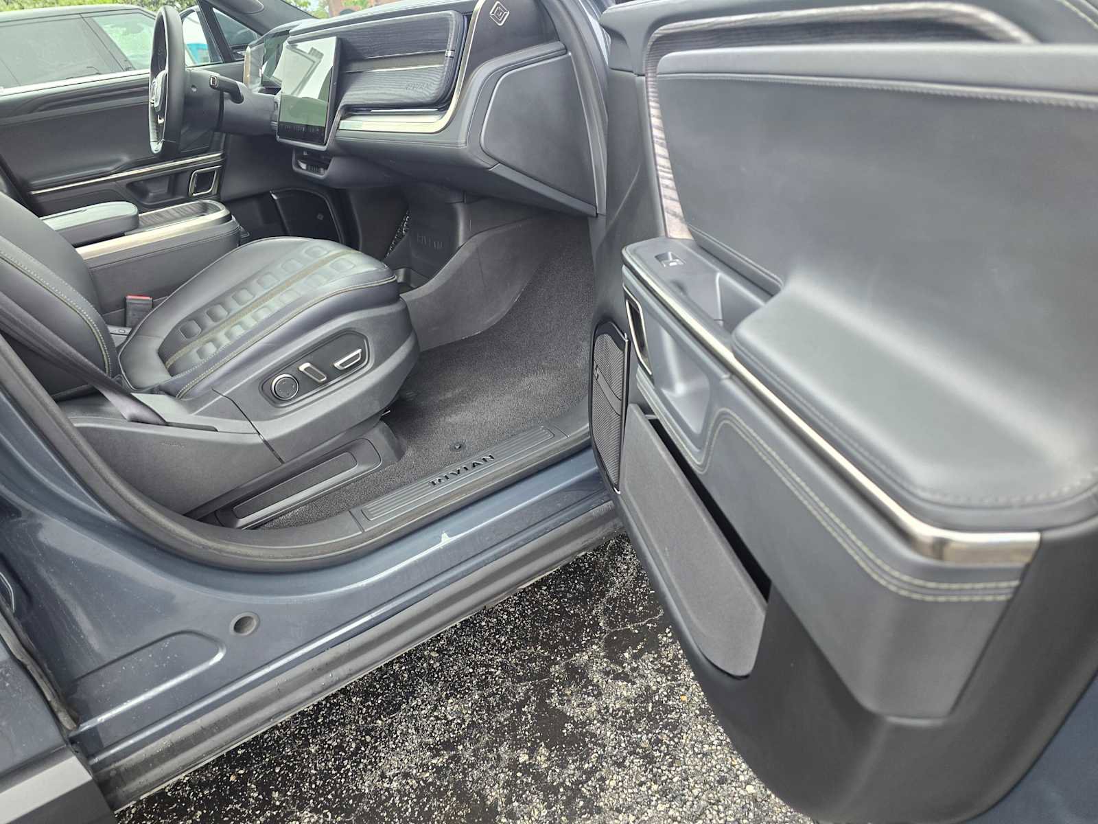 Used 2023 Rivian R1S Adventure image 10