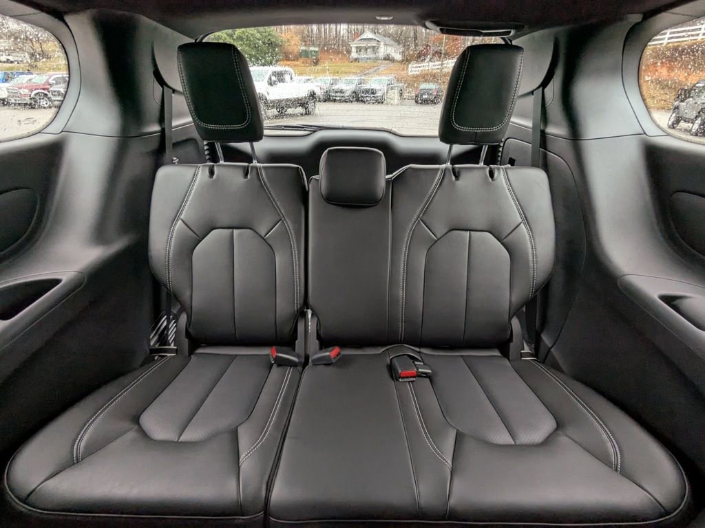 New 2025 Chrysler Pacifica Select image 39