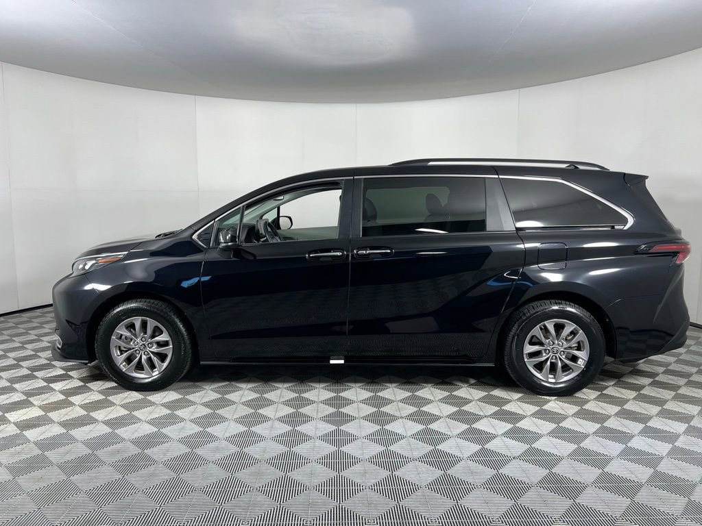 Used 2024 Toyota Sienna XLE image 9
